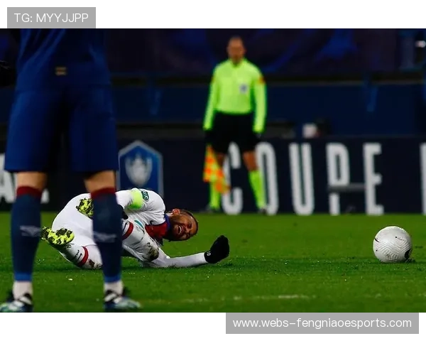 南野拓实法国杯受伤，担架抬出疑似膝伤严重